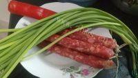 自制蒜苔炒香肠做法图解1)