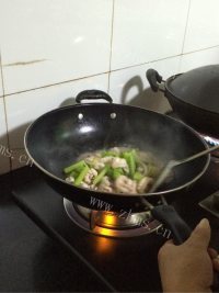 家常菜西芹炒鱿鱼做法图解10)
