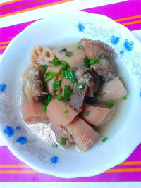 美味的排骨莲藕汤