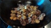 美味的栗子焖鸭做法图解4)