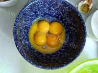 脆嫩可口的自制鸡蛋卷的做法图解二