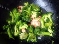 家常菜虾仁炒西兰花做法图解7)
