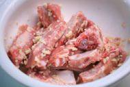 「健康美食」蒜香排骨做法图解2)