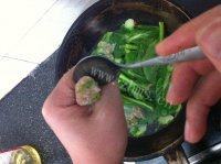 营养丰富的青菜肉丸汤做法图解6)