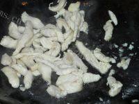 美味的韭菜炒鸡肉做法图解5)