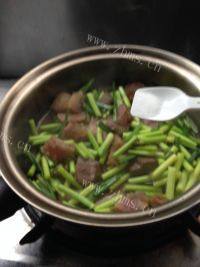 好吃的牛肉炒蒜苔做法图解11)