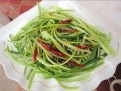 口感丰富的手撕蒜苔