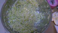 自制猪肉白菜水饺做法图解2)