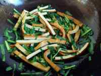 玉盘珍馐的豆干炒韭菜做法图解3)