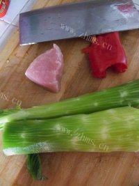 家常菜莴苣炒肉做法图解1)