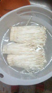自制金针菇炒蛋做法图解1)
