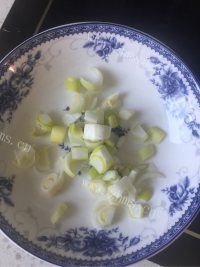 质嫩爽口的金针菇炒肉做法图解1)