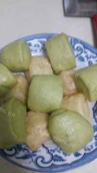美味的菠菜胡萝卜花卷做法图解12)