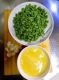 香气浓郁的豆角炒鸡蛋做法图解2)