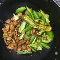 特制甜酱爆炒五花肉做法图解14)