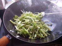 口感好的芹菜炒肉丝做法图解8)