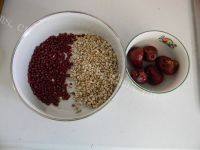 美味早餐薏米红豆红枣粥做法图解1)