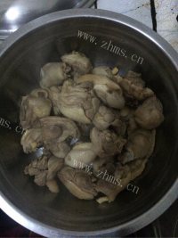 色泽鲜亮的鸡腿炖蘑菇做法图解2)