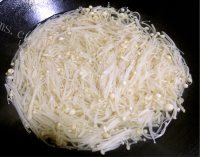 美味的麻辣金针菇做法图解4)