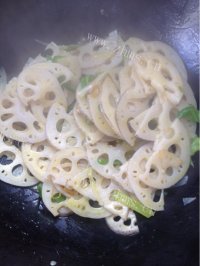 家常菜青椒藕片做法图解3)