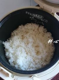 可口的腊肠芋头炒饭做法图解3)