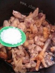 美味的姬松茸炖鸡做法图解5)