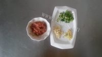 美味蒜香肉末炖蛋做法图解2)