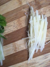 土豆丝莴笋丝炒饼做法图解1)