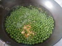 家常菜肉末炒豌豆做法图解7)
