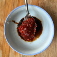 简单易学的美味电饭煲酱香五花肉做法图解8)