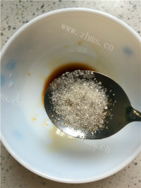 美味的凉拌皮蛋做法图解4)