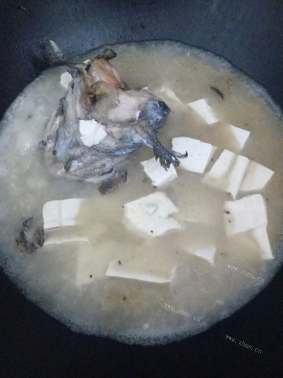 独特的鱼头炖豆腐