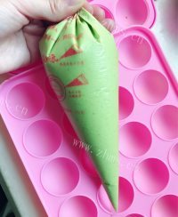 快手巧克力棒棒糖蛋糕做法图解10)
