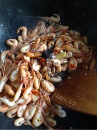 营养丰富河虾炒韭菜做法图解5)