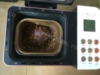 好吃的红枣核桃紫米年糕做法图解4)