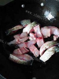 家常菜豆腐焖鱼做法图解2)