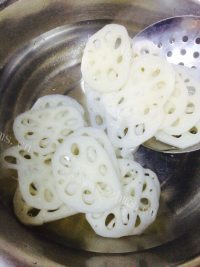 美味蜂蜜柠檬渍莲藕做法图解4)