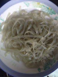 家常菜黄豆芽炖粉条做法图解1)