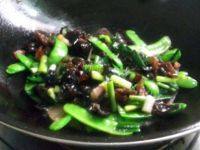 兰豆木耳蒜苗炒腊肉做法图解12)