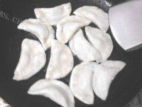 其味无穷的韭菜煎饺做法图解3)