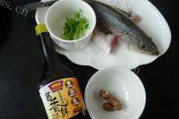 美味的沙姜酱油蒸海鲈做法图解1)