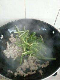 晚餐蒜苗肉丝做法图解5)