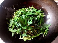 特色美食韭菜炒海肠做法图解4)