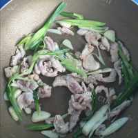 家常菜芹菜炒豆皮做法图解5)