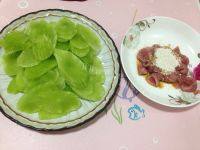 养颜的莴笋炒肉片做法图解1)