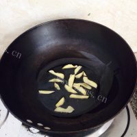 可口的酸菜排骨做法图解3)