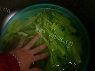 香糯的素炒菠菜做法图解2)