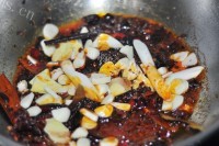 美味的麻辣海鲜锅做法图解7)