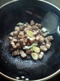 家常菜土豆红烧肉做法图解6)