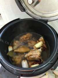 珍馐美味的炖猪蹄做法图解6)